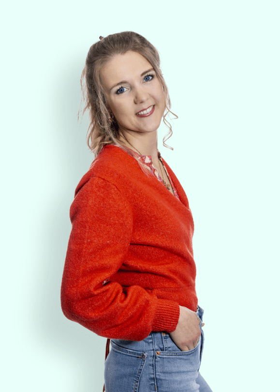 Portret foto van Iris Doggenaar in een rode trui.